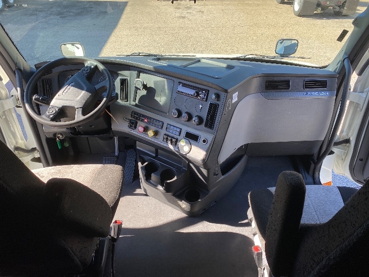 Used 2021 Freightliner Cascadia - photo 14