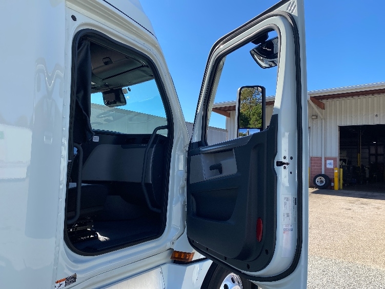 Used 2021 Freightliner Cascadia - photo 15