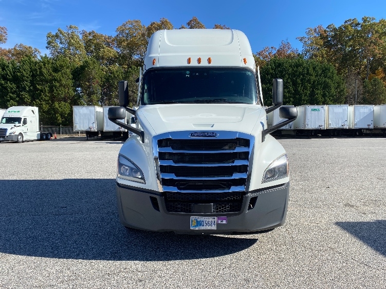 Used 2021 Freightliner Cascadia - photo 2
