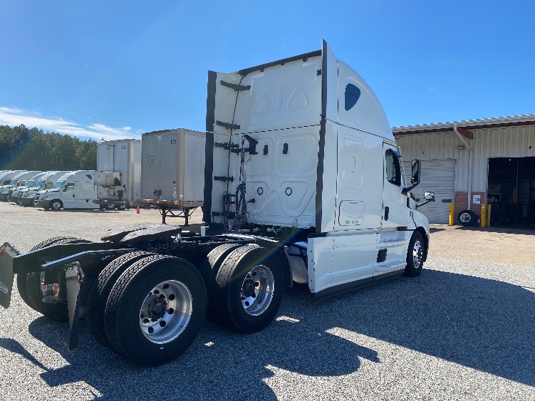 Used 2021 Freightliner Cascadia - photo 9