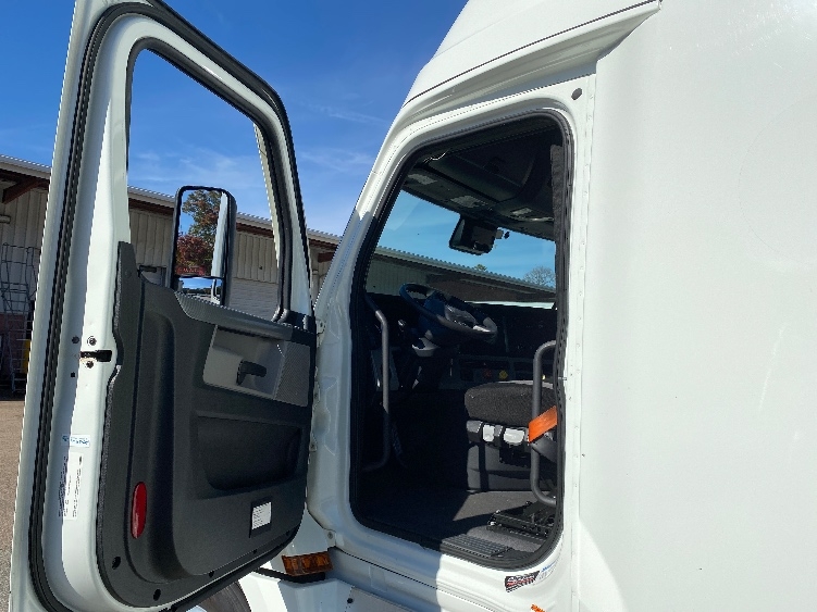 Used 2021 Freightliner Cascadia - photo 11