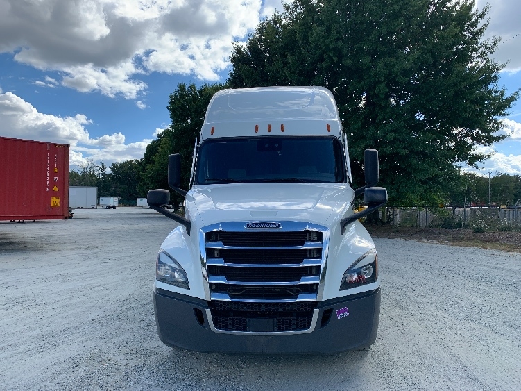 Used 2021 Freightliner Cascadia - photo 2