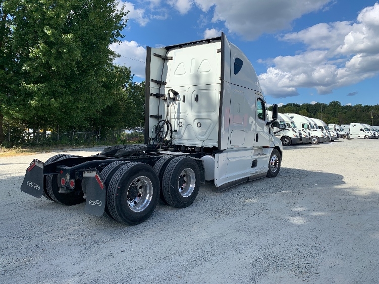 Used 2021 Freightliner Cascadia - photo 9