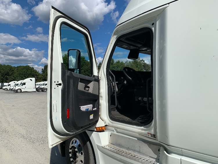 Used 2021 Freightliner Cascadia - photo 11