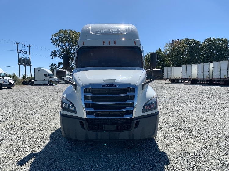 Used 2021 Freightliner Cascadia - photo 2