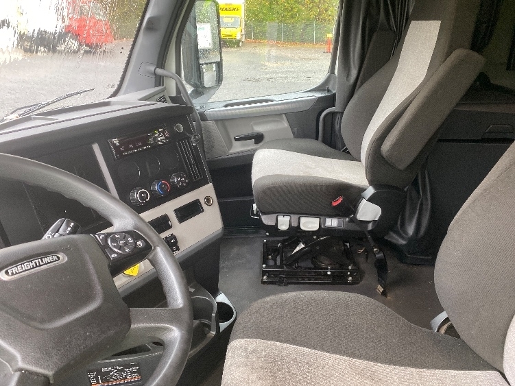 Used 2021 Freightliner Cascadia - photo 12