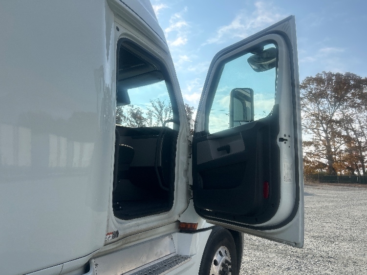 Used 2021 Freightliner Cascadia - photo 15