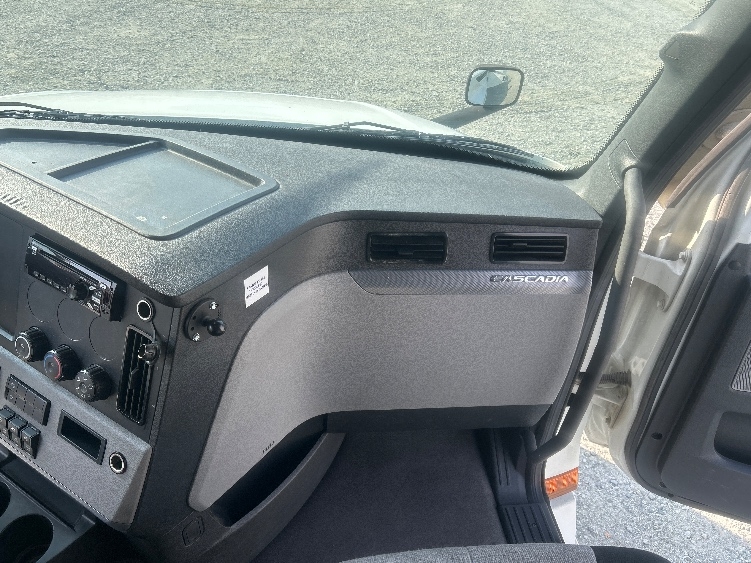 Used 2021 Freightliner Cascadia - photo 16