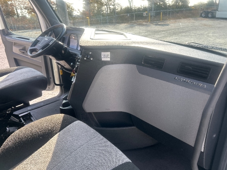 Used 2021 Freightliner Cascadia - photo 17