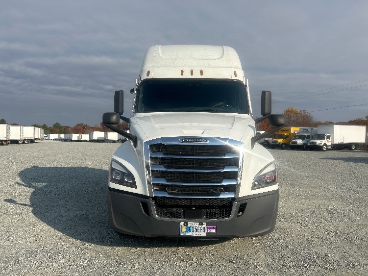 Used 2021 Freightliner Cascadia - photo 2