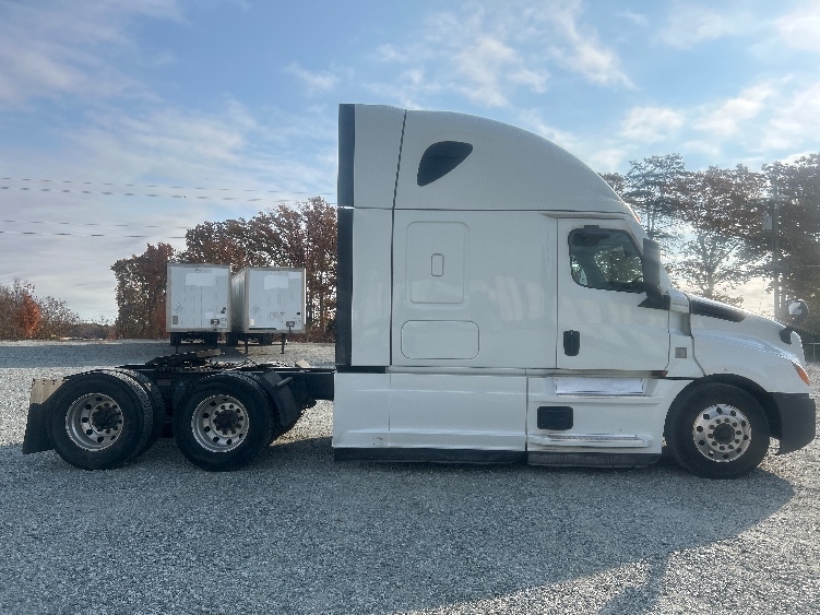 Used 2021 Freightliner Cascadia - photo 10