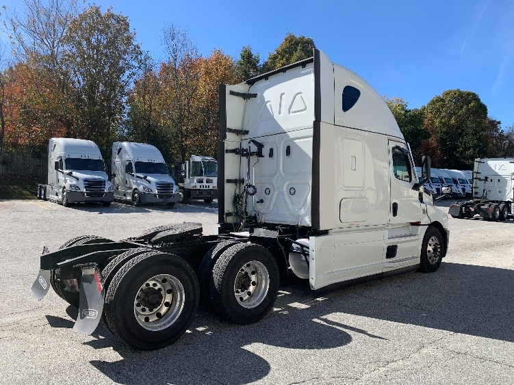 Used 2021 Freightliner Cascadia - photo 9