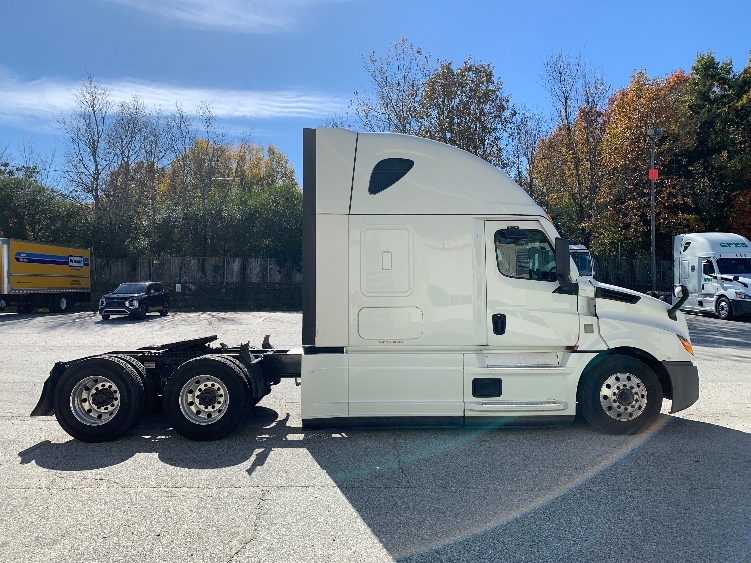 Used 2021 Freightliner Cascadia - photo 10