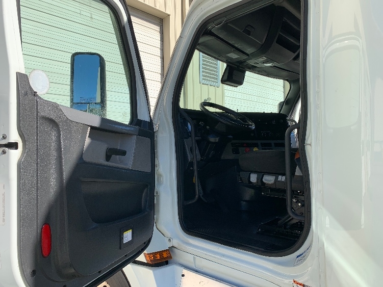 Used 2021 Freightliner Cascadia - photo 11