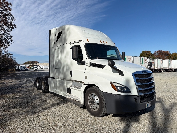 Used 2021 Freightliner Cascadia - photo 1