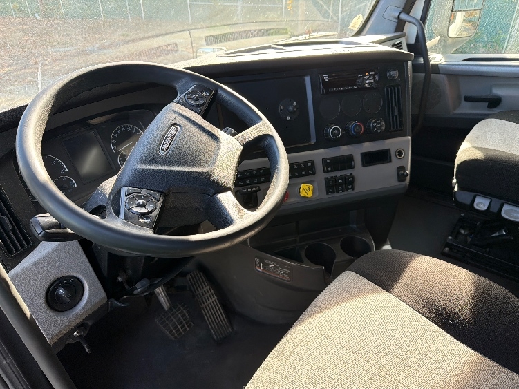 Used 2021 Freightliner Cascadia - photo 12