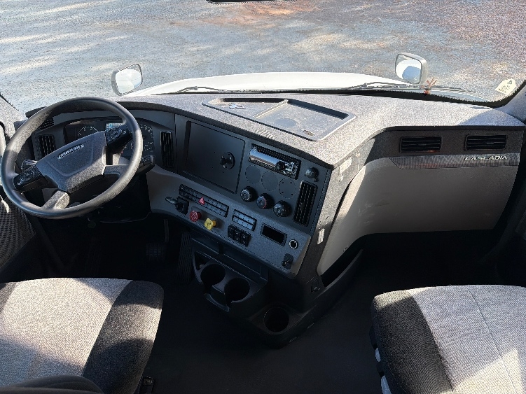 Used 2021 Freightliner Cascadia - photo 14