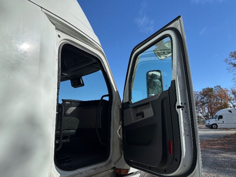 Used 2021 Freightliner Cascadia - photo 15
