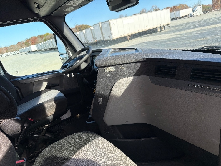 Used 2021 Freightliner Cascadia - photo 17