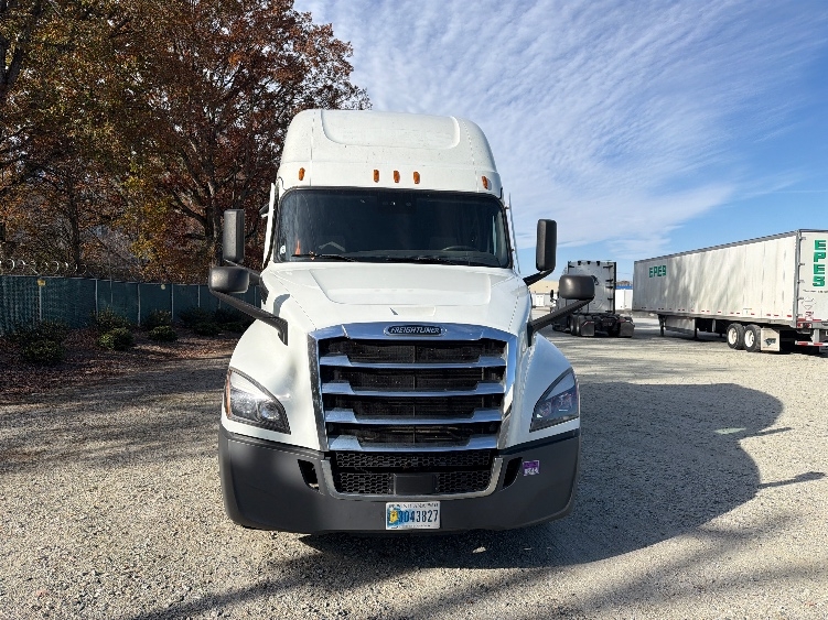 Used 2021 Freightliner Cascadia - photo 2