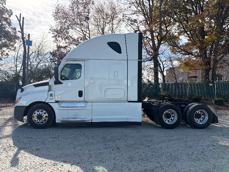 Used 2021 Freightliner Cascadia - photo 6