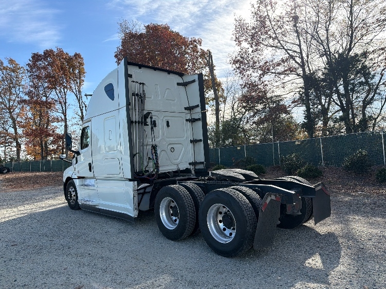 Used 2021 Freightliner Cascadia - photo 7