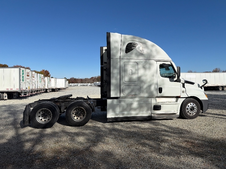 Used 2021 Freightliner Cascadia - photo 10