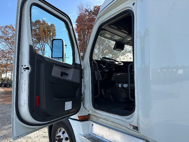 Used 2021 Freightliner Cascadia - photo 11