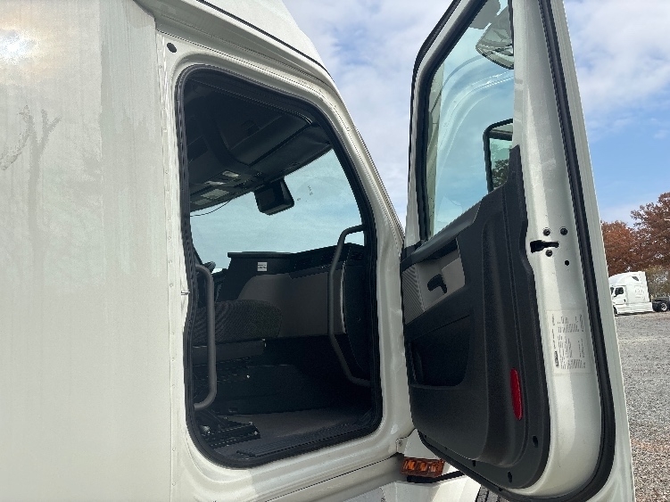 Used 2021 Freightliner Cascadia - photo 15