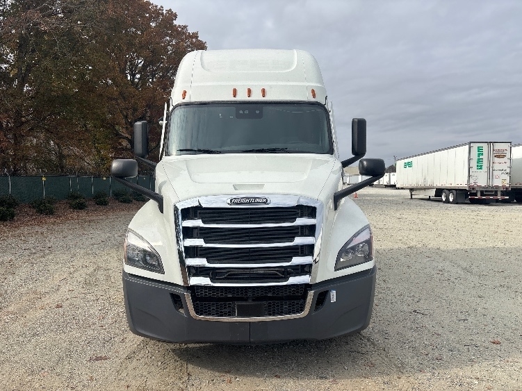 Used 2021 Freightliner Cascadia - photo 2