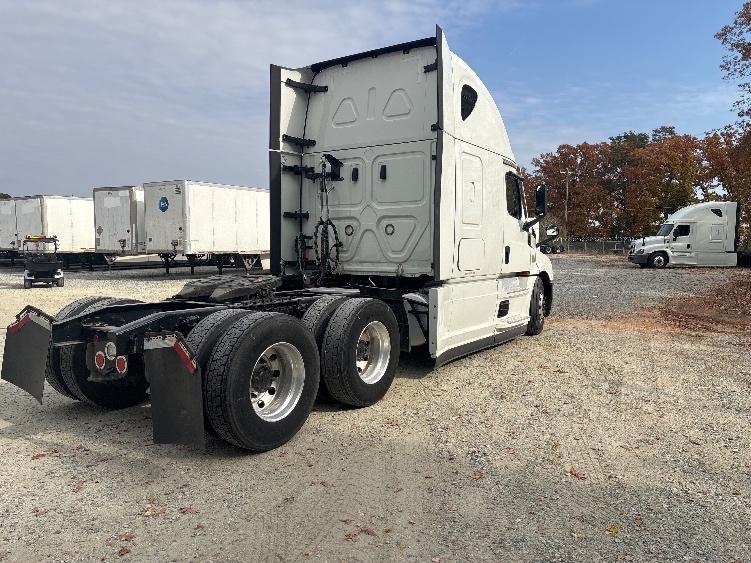 Used 2021 Freightliner Cascadia - photo 9