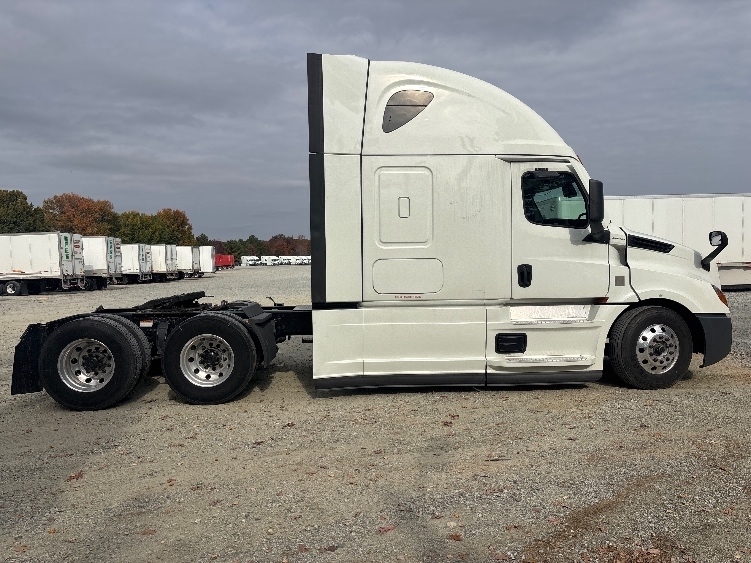 Used 2021 Freightliner Cascadia - photo 10