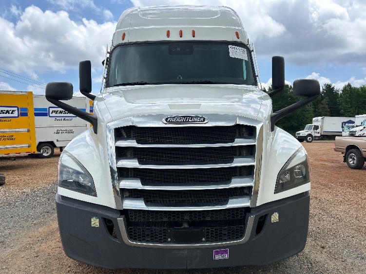 Used 2022 Freightliner Cascadia - photo 2