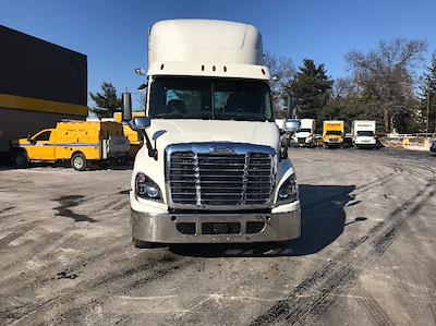 Used 2018 Freightliner Cascadia Detroit DD13 Semi Truck for sale #M217294 - photo 2