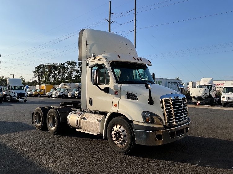 Used 2018 Freightliner Cascadia - photo 1