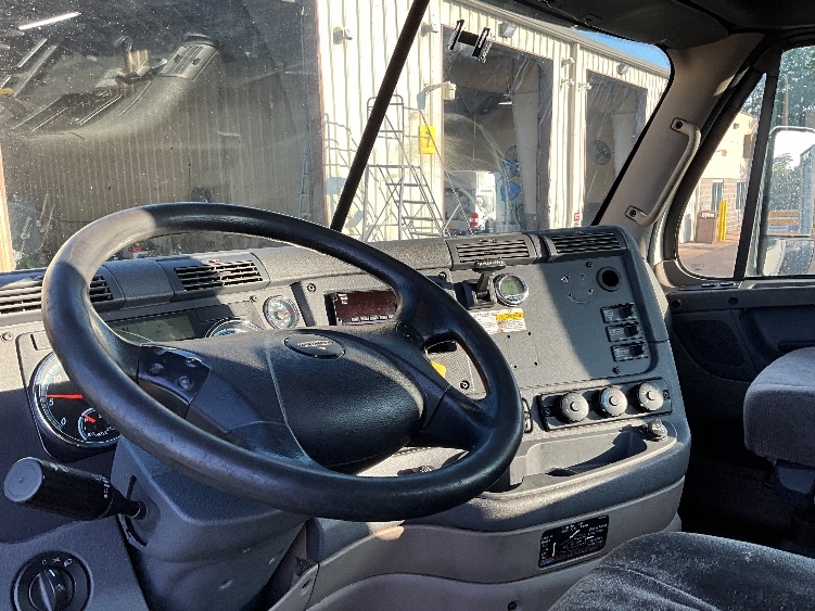 Used 2018 Freightliner Cascadia - photo 12