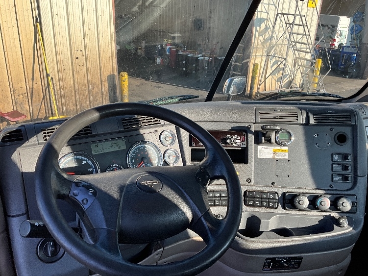 Used 2018 Freightliner Cascadia - photo 13