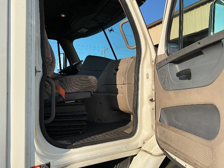 Used 2018 Freightliner Cascadia - photo 14