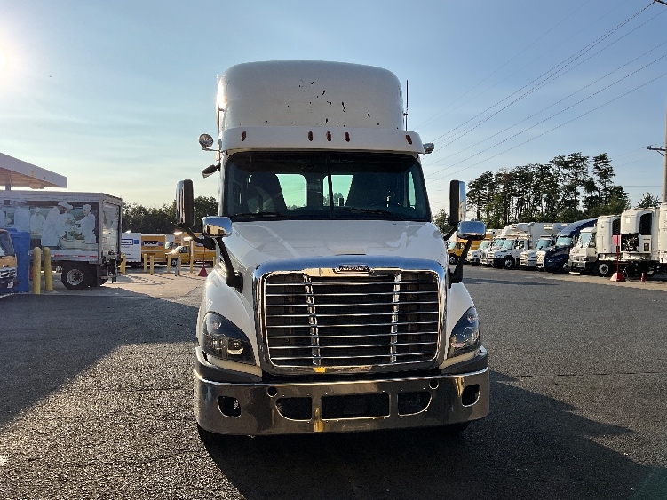Used 2018 Freightliner Cascadia - photo 2