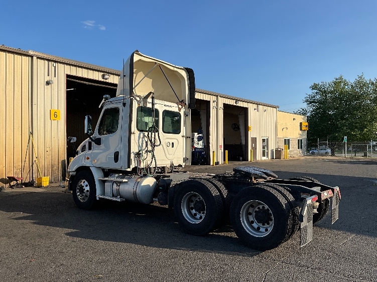 Used 2018 Freightliner Cascadia - photo 7