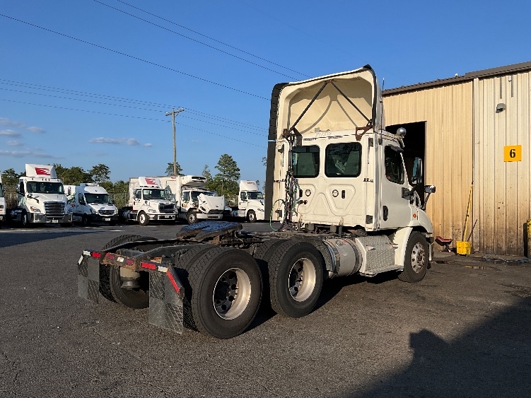 Used 2018 Freightliner Cascadia - photo 9