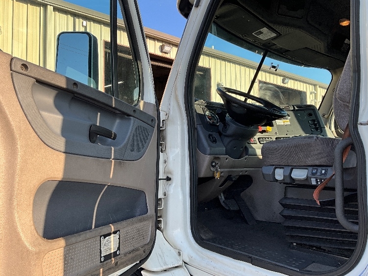 Used 2018 Freightliner Cascadia - photo 11