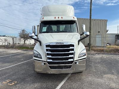 Used 2021 Freightliner Cascadia - photo 2