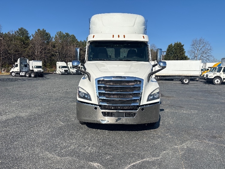 Used 2021 Freightliner Cascadia - photo 2