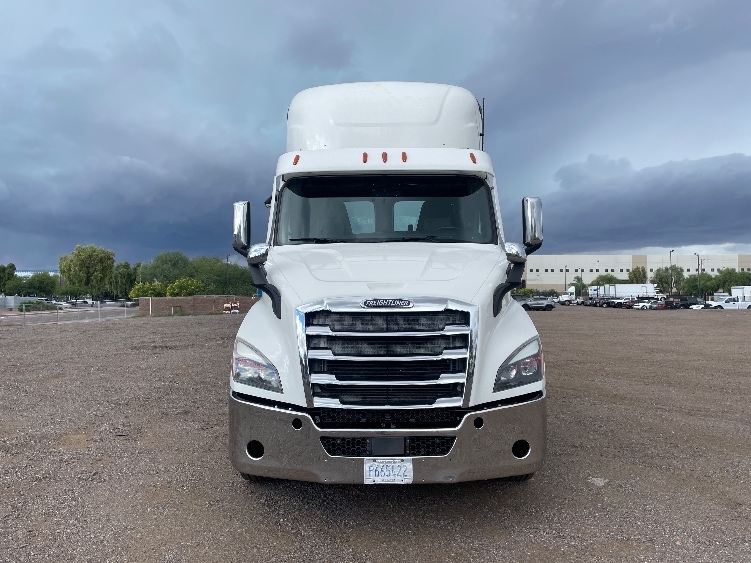 Used 2021 Freightliner Cascadia - photo 2