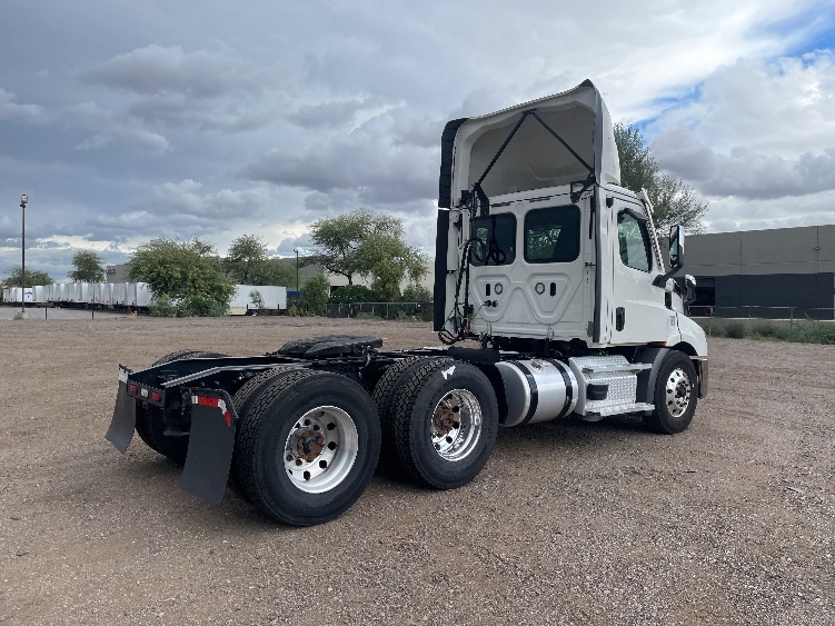 Used 2021 Freightliner Cascadia - photo 9