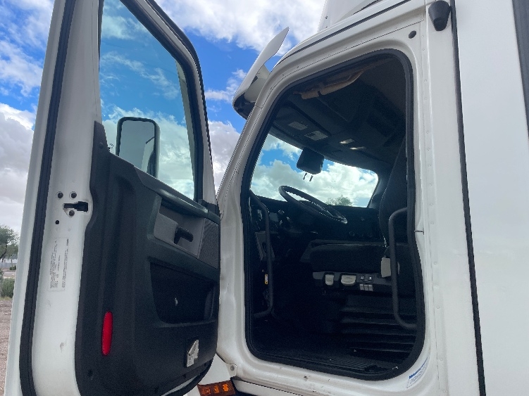 Used 2021 Freightliner Cascadia - photo 11