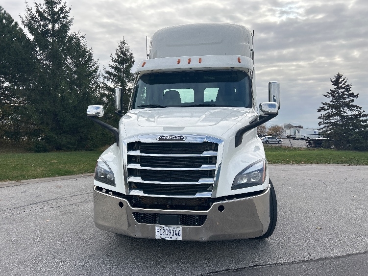 Used 2021 Freightliner Cascadia - photo 2