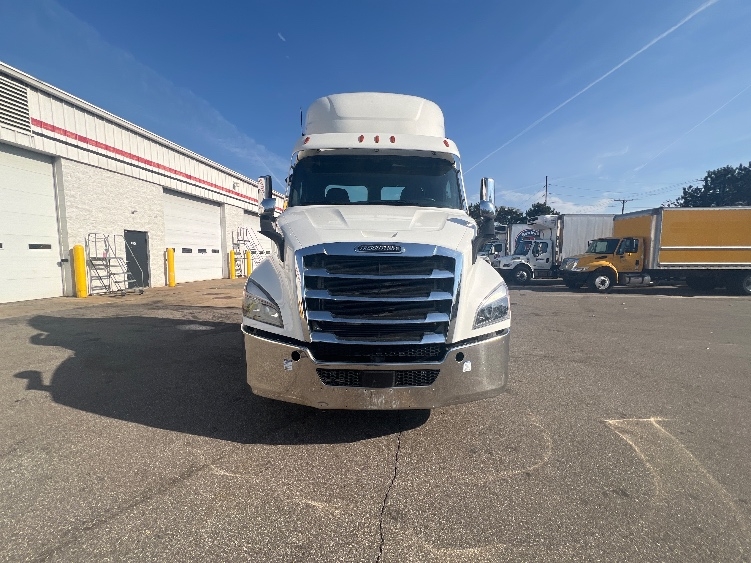 Used 2021 Freightliner Cascadia - photo 2