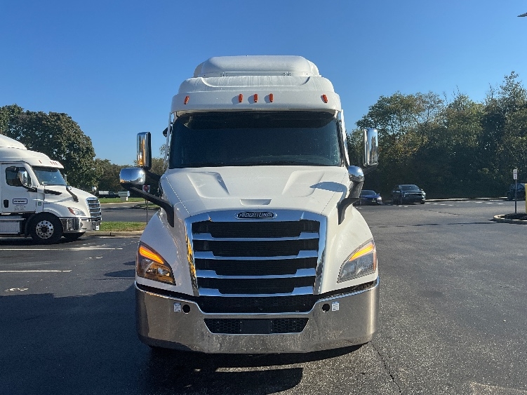 Used 2021 Freightliner Cascadia - photo 2